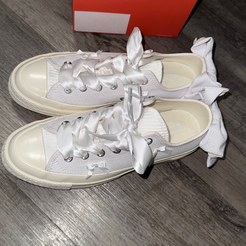 Converse with Bows - Picture 5 of 6